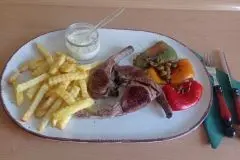 Lammkoteletts gebraten mit Aioli & Paprika-Beilage