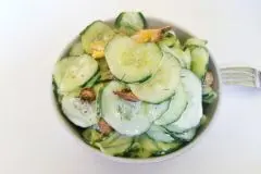 Gurkensalat mit Joghurt und Smashed Potatoes