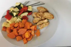 H&auml;hnchenbrustfilet mit Paprika, Zucchini und S&uuml;&szlig;kartoffel