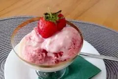 Erdbeereis mit Vanilleso&szlig;e selber machen