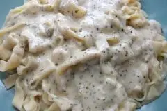 Bandnudeln mit K&auml;se-Sahne-So&szlig;e