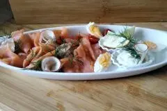 Ger&auml;ucherter Lachs mit Meerrettich, Ei und Apfelrose