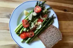 Grüner Spargel im Backofen