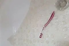 Duschmatte reinigen mit Zahnb&uuml;rste