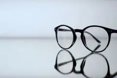 Brille rutscht von der Nase &ndash; das hilft