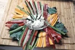 Gem&uuml;sesticks mit Zwiebel-Dip