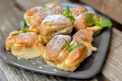 Milchbrötchen-Auflauf mit Pudding & Apfel