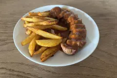 Currywurst aus der Hei&szlig;luftfritteuse