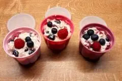 Haferflockenbrei mit Beeren f&uuml;r Kleinkinder