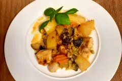 Paprika-H&auml;hnchen in Kartoffel-Gem&uuml;se-Rahm-So&szlig;e