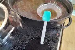 K&uuml;chensieb rutscht ab - dieser Trick hilft