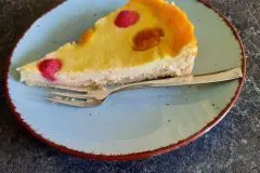 K&auml;sekuchen-Tarte mit Mirabellen und Himbeeren