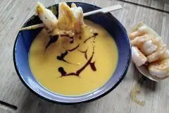 K&uuml;rbissuppe mit Kokosmilch, Mango & Garnelen