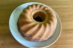 Kuchen leichter aus Form l&ouml;sen &ndash; Trick mit Mehl