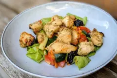 Gegrillte Hähnchenstreifen auf frischem Spätsommersalat