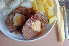 Hackbraten mit Ei in Zwiebelso&szlig;e