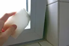 Fensterrahmen mit Radierschwamm