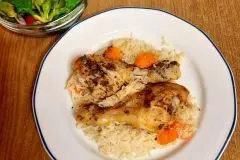 H&auml;hnchenkeulen im Reisbett, mit Feldsalat und Avocado