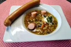 Gem&uuml;sesuppe mit Wiener W&uuml;rstchen