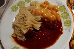 Rindergulasch mit Pariser Karotten und Vollkornnudeln