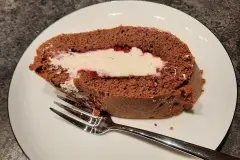Schokobiskuitrolle mit Preiselbeer-Sahne-F&uuml;llung