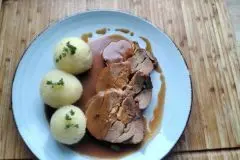 Putenrollbraten im Backofen mit So&szlig;e