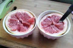 Grapefruit schneiden mit Zitrusfr&uuml;chte-Messer