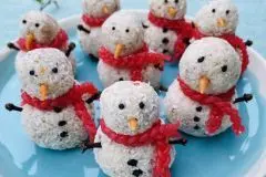 S&uuml;&szlig;e Schneemann-Pralinen mit Kokos