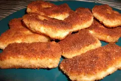 Panierter Camembert mit Spinat