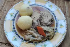 Schweinebraten auf buntem Gem&uuml;se