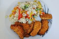 Scharfe Chicken-Nuggets mit Reis und Gem&uuml;se