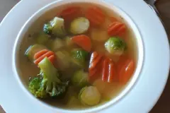 Wintersuppe mit buntem Gem&uuml;se