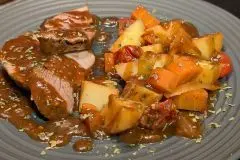 Schinkenbraten auf Kartoffel-Gem&uuml;sebett