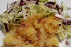 Ger&ouml;stete Kl&ouml;&szlig;e mit Radicchio-Salat