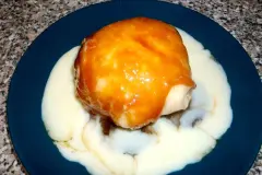 Dampfnudeln mit Vanilleso&szlig;e und Karamellkruste