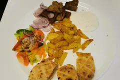 Selbstgemachter D&ouml;nerteller mit Salat & Kartoffelspalten