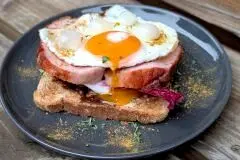 Leberkäse-Toast mit Spiegelei