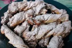 Bl&auml;tterteig-Walnuss-Schrauben