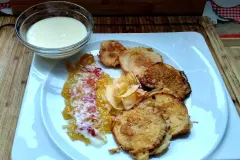 Apfelscheiben im Teigmantel mit Vanilleso&szlig;e