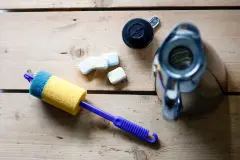 Tee- und Kaffeereste in Thermoskannen entfernen