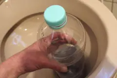 Klo verstopft? Plastikflasche hilft!