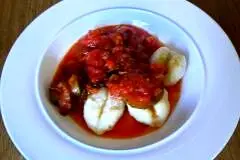 Gnocchi mit Zucchini und Tomatenso&szlig;e