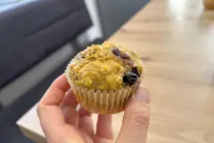 Apfel-Blaubeer-Muffins mit Erdnussbutter &ndash; saftig & schnell