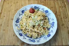 Gabelspaghetti nach Carbonara-Art mit Lauchzwiebeln