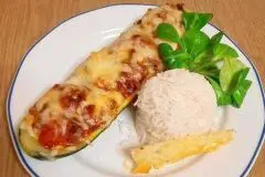Gef&uuml;llte Zucchini vegetarisch mit K&auml;se &uuml;berbacken
