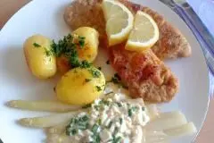 Spargel mit Bozner Sauce und Schnitzel