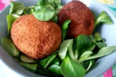 Panierte Eier mit Feldsalat