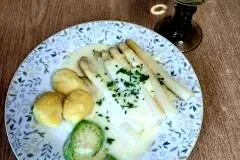 Weißer Spargel mit kalorienarmer Schmandsoße