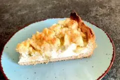 Rhabarber-Apfel-Käse-Streuselkuchen