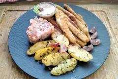 Panierter Spargel mit Lachstatar und Petersilienkartoffeln